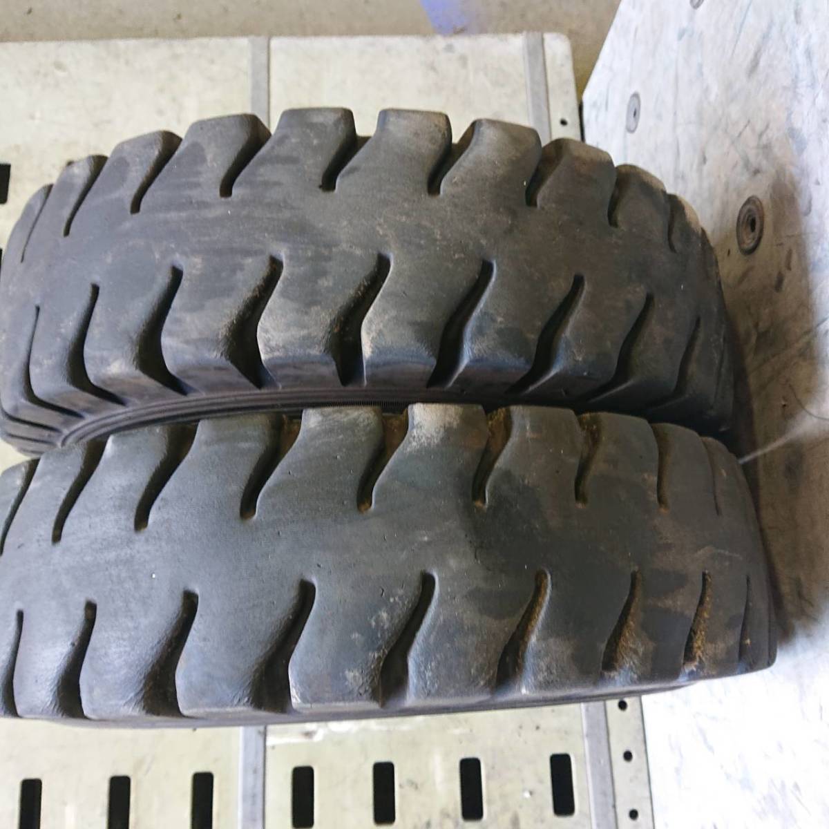 349:フォークリフト中古タイヤ　AICHI　500-8　2本　重さ1本16kg　ノーパンクタイヤ フォークリフト タイヤ 0 フォークリフトタイヤ リム幅 BIGLEMON（ビッグレモン