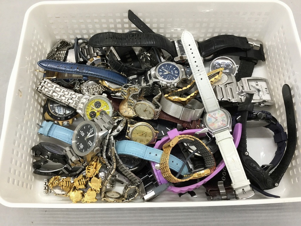 【1円スタート】 ディーゼル DIESEL ジャンククオーツ時計４０個まとめ売り DIESEL他 メンズ・レディース混在