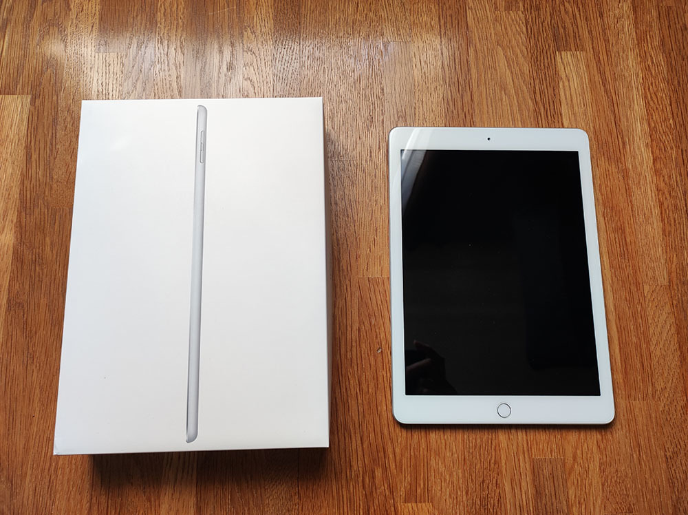 iPad☆第6世代 32GB Silver Wi-Fiモデル 9.7インチ 美品 ケース付
