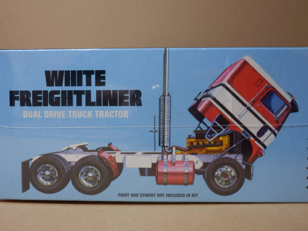 AMT / WHITE FREIGHTLINER DUAL DRIVE TRUCK TRACTOR AMT White