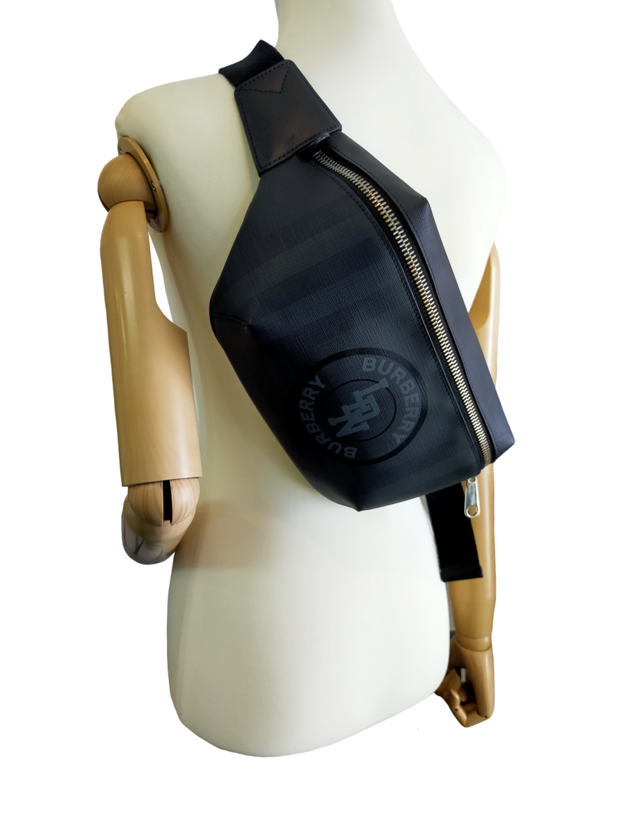 極美品！BURBERRY【バーバリー】8022517 ロゴグラフィック クロス 