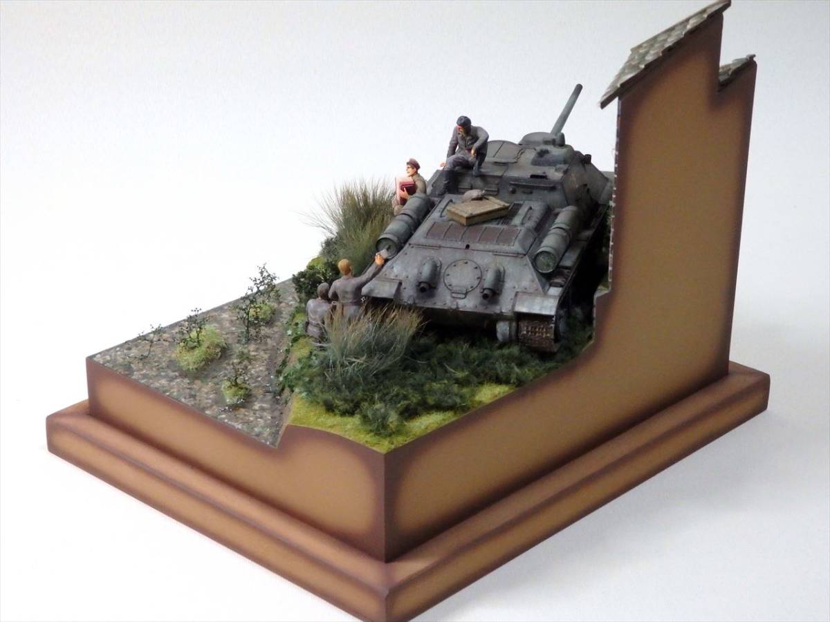 建物 戦車 ジオラマ 1 35・タミヤ・SU-85・自走砲・建物・小川・蔦 