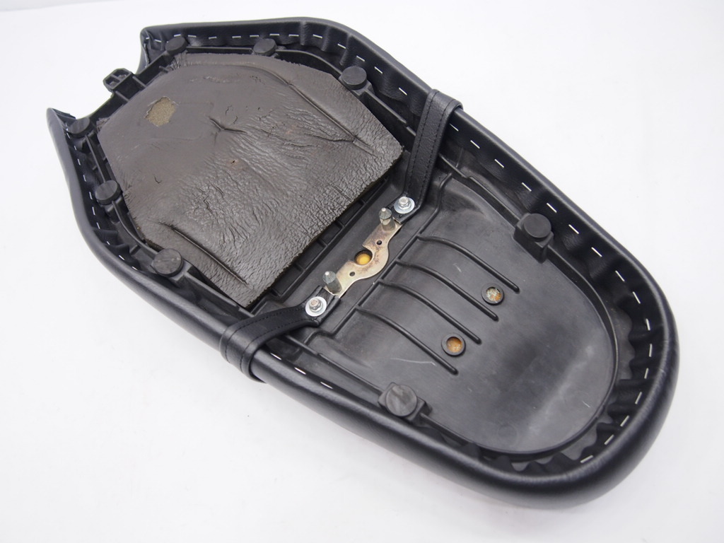 スタイル重視ならコレ!W650 W400 W800純正フラットシート パターン