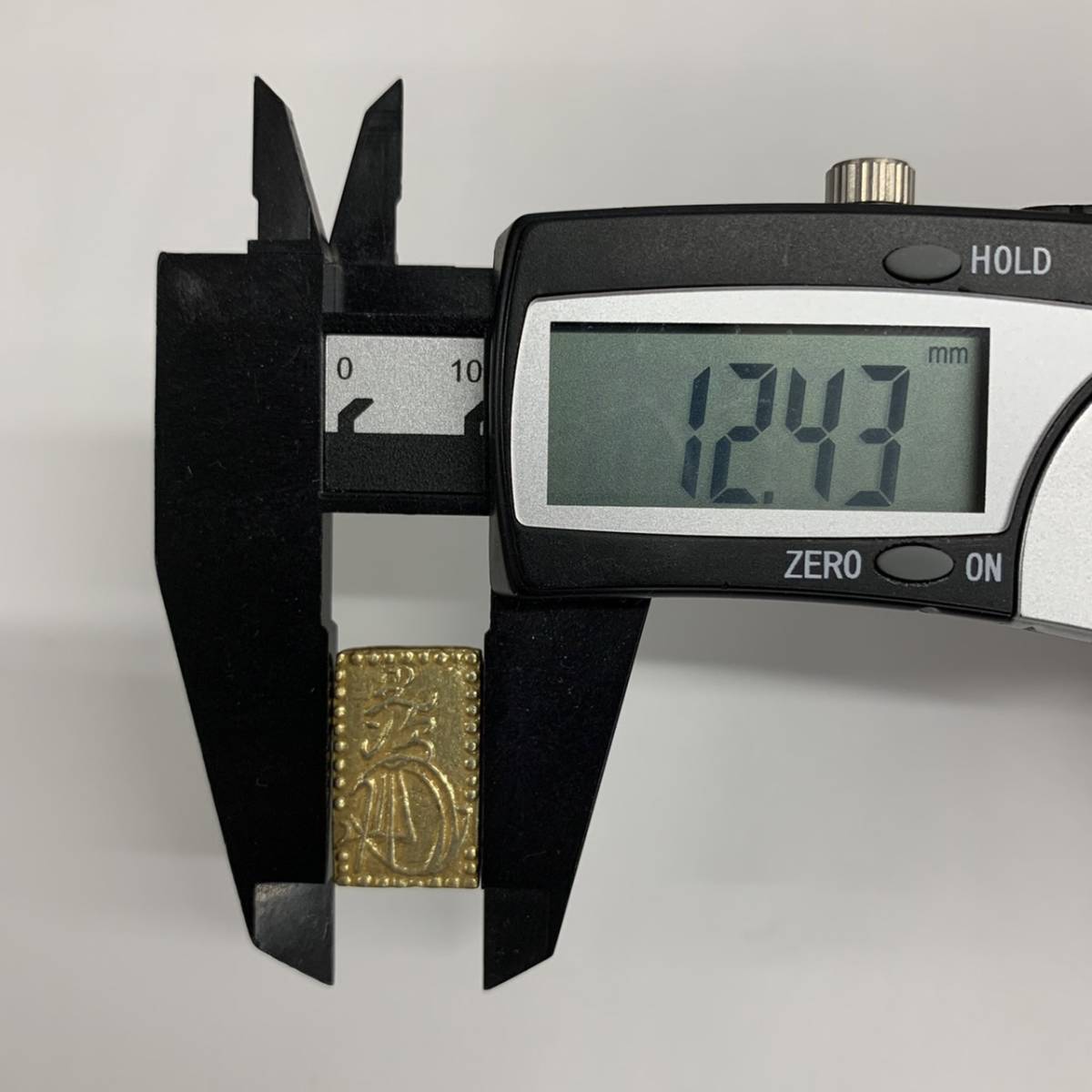 22-1-121 日本貨幣 明治二分判金 金台 金貨 明治二分金 量目約3.00g