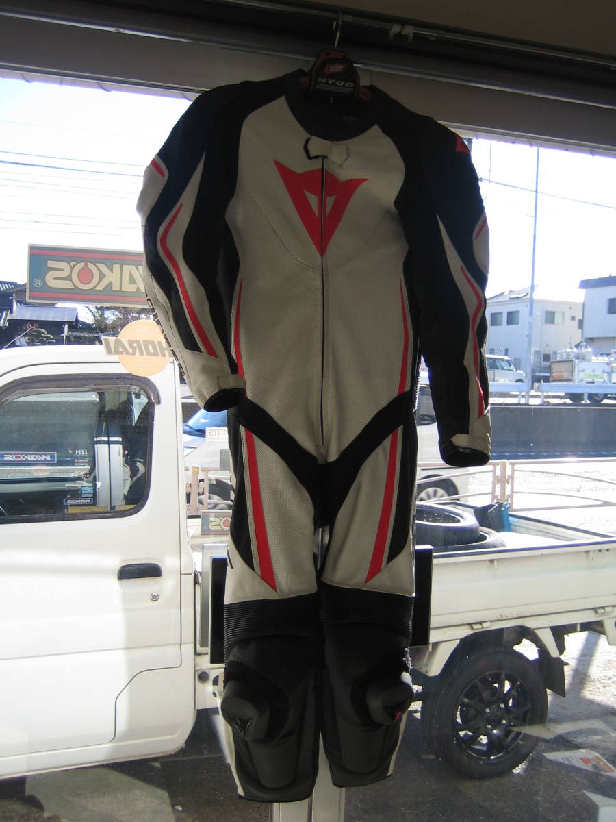 ダイネーゼ | DAINESE 革ツナギ レーシングスーツ 人気レザースーツのフィット感を実際にバイクに跨ってレビュー！ イギリスGPでみせた特別なレーシングスーツのご紹介！ Dainese レディース 1PC LEATHER DAiNESE SUIT PERF Webike バイク用品通販
