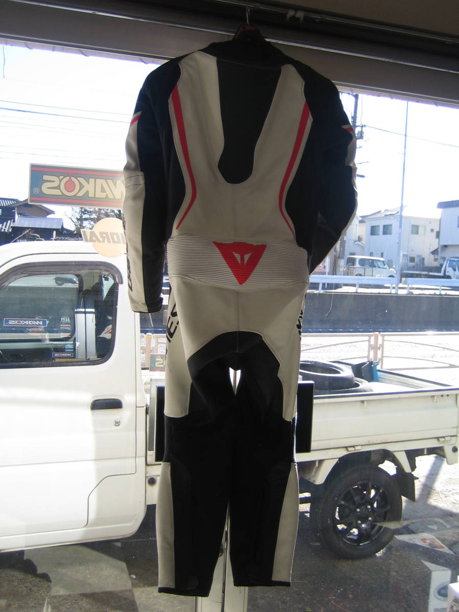 ダイネーゼ | DAINESE 革ツナギ レーシングスーツ 人気レザースーツのフィット感を実際にバイクに跨ってレビュー！ イギリスGPでみせた特別なレーシングスーツのご紹介！ Dainese レディース 1PC LEATHER DAiNESE SUIT PERF Webike バイク用品通販