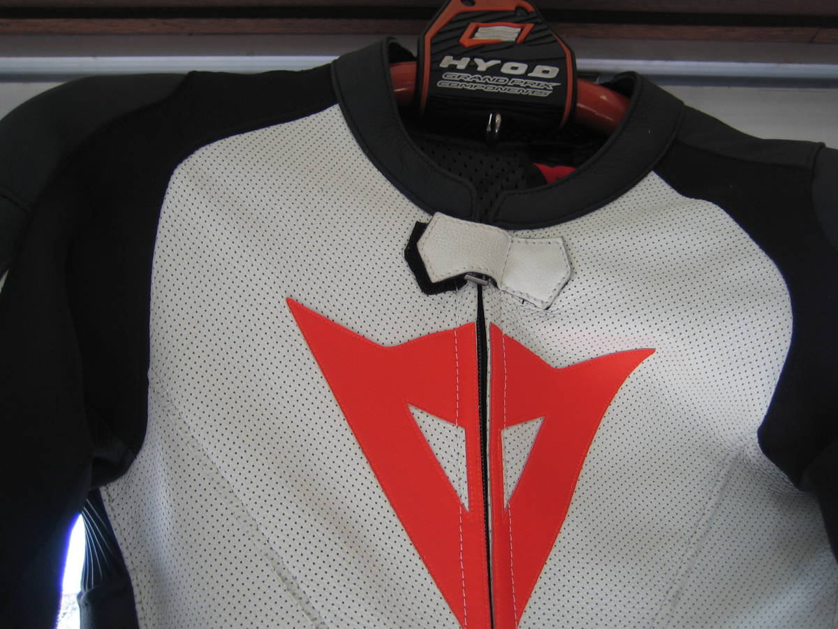 ダイネーゼ | DAINESE 革ツナギ レーシングスーツ 人気レザースーツのフィット感を実際にバイクに跨ってレビュー！ イギリスGPでみせた特別なレーシングスーツのご紹介！ Dainese レディース 1PC LEATHER DAiNESE SUIT PERF Webike バイク用品通販