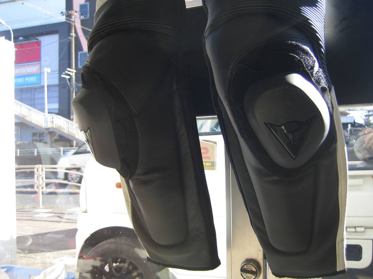 ダイネーゼ | DAINESE 革ツナギ レーシングスーツ 人気レザースーツのフィット感を実際にバイクに跨ってレビュー！ イギリスGPでみせた特別なレーシングスーツのご紹介！ Dainese レディース 1PC LEATHER DAiNESE SUIT PERF Webike バイク用品通販