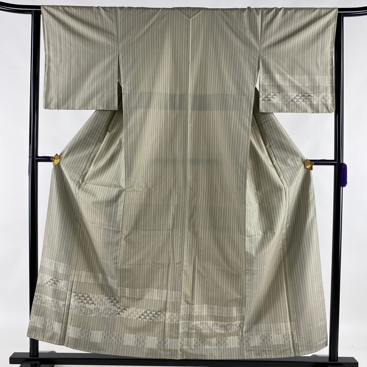 最安値，大得価 訪問着 秀品 紬地 有職文様 縞 灰緑 袷 156cm 64cm M 正絹(仕立て上がり)｜売買されたオークション情報、yahooの商品情報をアーカイブ公開 - オークファン 仕立て上がり