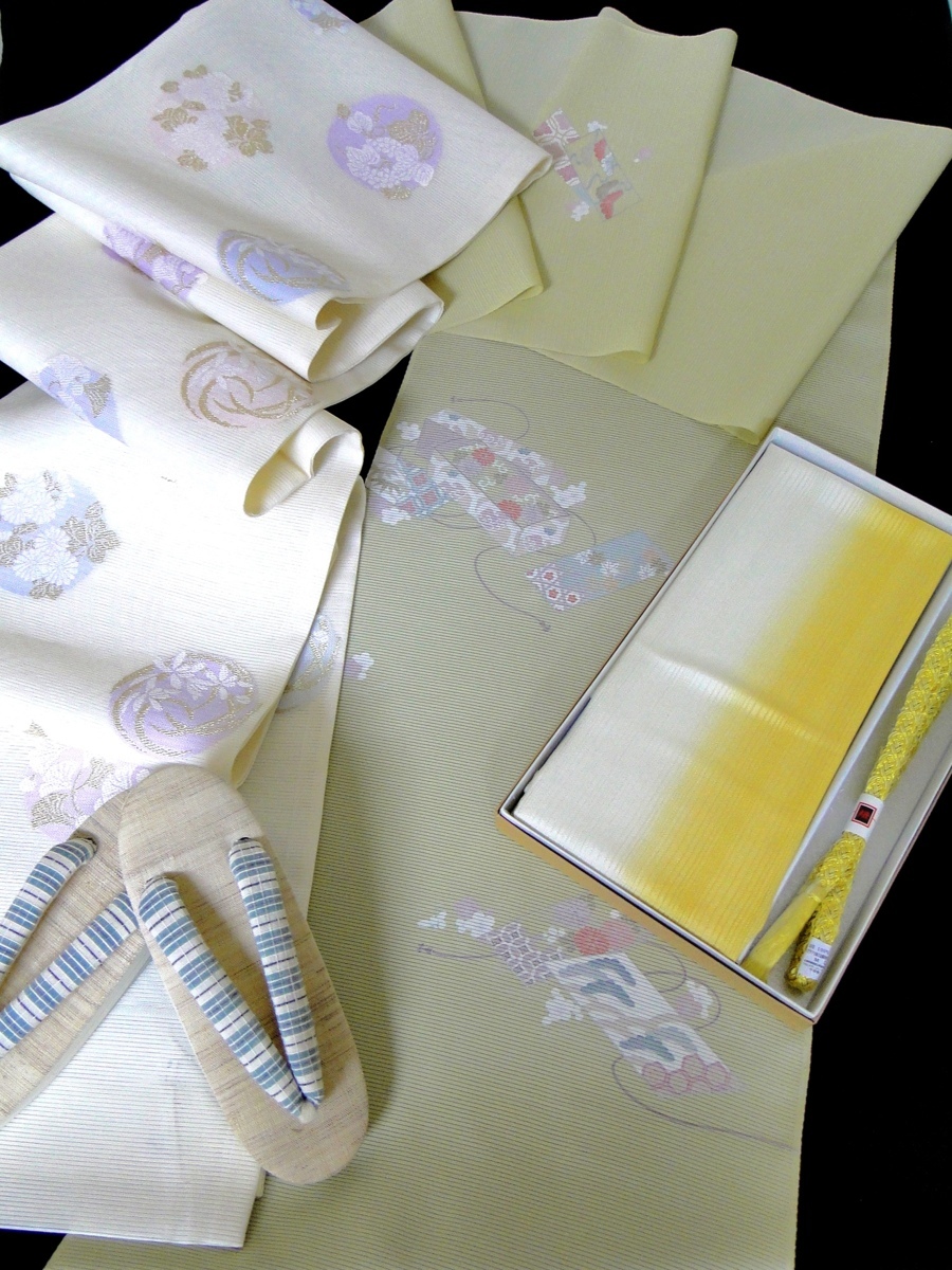 【絹工房33】高級手縫仕立付★新品★夏用五泉駒絽・文箱四季花柄付下5点セット★石勘謹製・今年度最新柄！ 夏物・五泉駒絽の着物です！刺繍入り訪問着『唐草に華紋：白地に薄緑 五泉 小紋 桜 紅葉 未