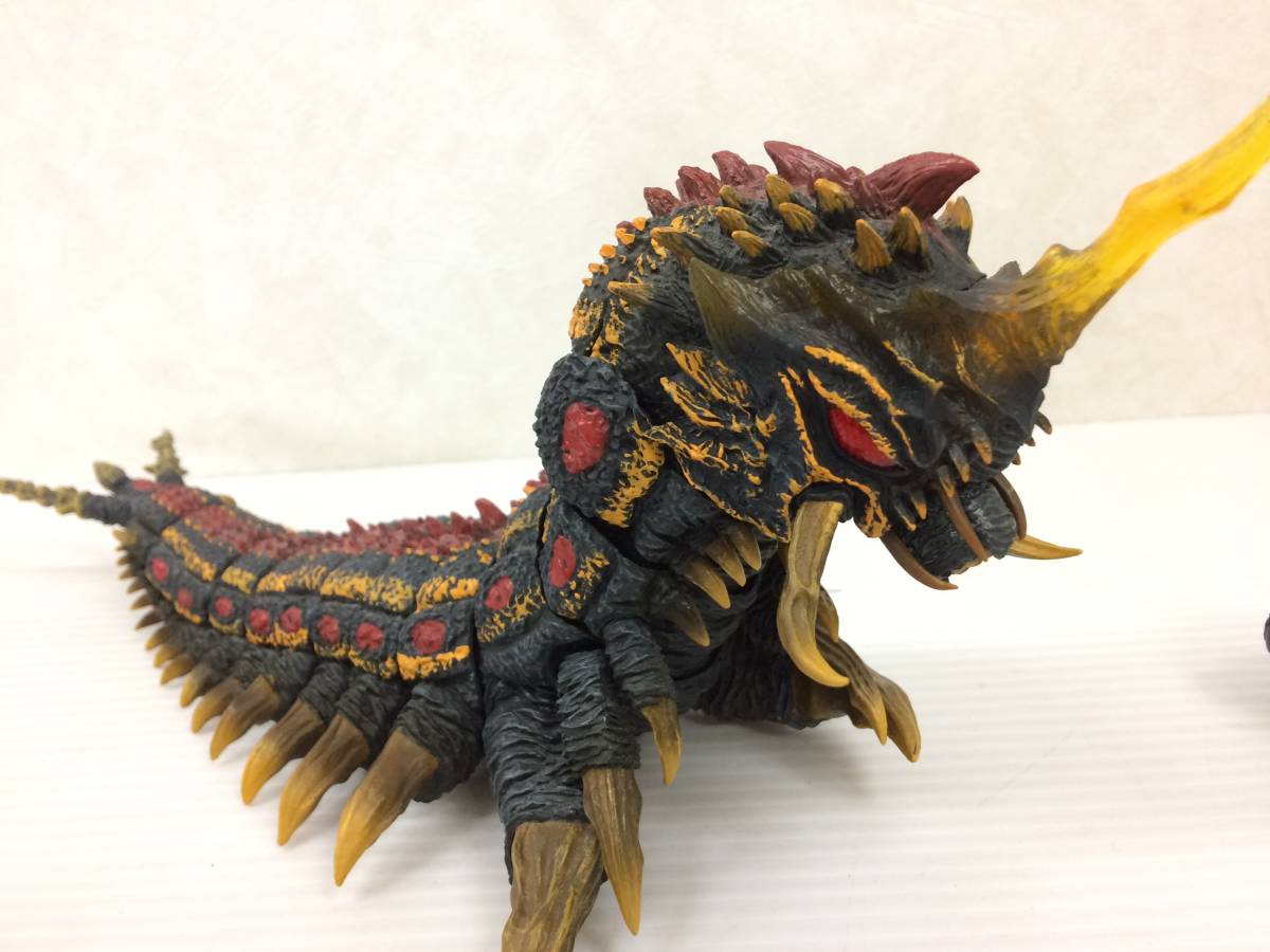 中古・開封済】S.H.モンスターアーツ モスラ（幼虫）＆バトラ（幼虫 