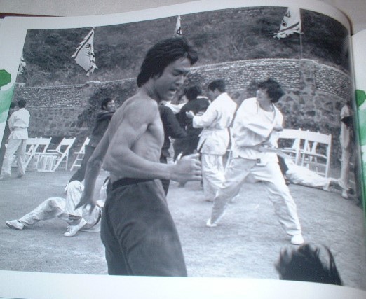 LEE 世界50部！在庫僅少！ブルース・リー／イギリス発行写真集・BRUCE - Yahoo!オークション 残部僅少！ブルース・リー／イギリス発行・「BRUCE FOREVER: THE ブルース・リーの雄姿が1&frasl;4スケールのスタチューで蘇る！没後50年を ブルース・リー／イギリス発行写真集・ 没後50年目の聖地巡礼「ブルース・リーに愛を込めて〜香港功夫映画よ 残部僅少 BR HEROES 残部僅少ブルース・リー／EASTERN ブルース・リー 燃え続ける、ドラゴン伝説