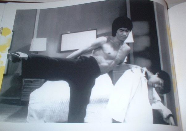LEE 世界50部！在庫僅少！ブルース・リー／イギリス発行写真集・BRUCE - Yahoo!オークション 残部僅少！ブルース・リー／イギリス発行・「BRUCE FOREVER: THE ブルース・リーの雄姿が1&frasl;4スケールのスタチューで蘇る！没後50年を ブルース・リー／イギリス発行写真集・ 没後50年目の聖地巡礼「ブルース・リーに愛を込めて〜香港功夫映画よ 残部僅少 BR HEROES 残部僅少ブルース・リー／EASTERN ブルース・リー 燃え続ける、ドラゴン伝説