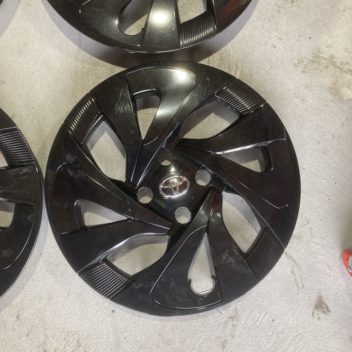 中古 トヨタ純正ホイールキャップ 15インチ 黒 アクア プリウス 流用 