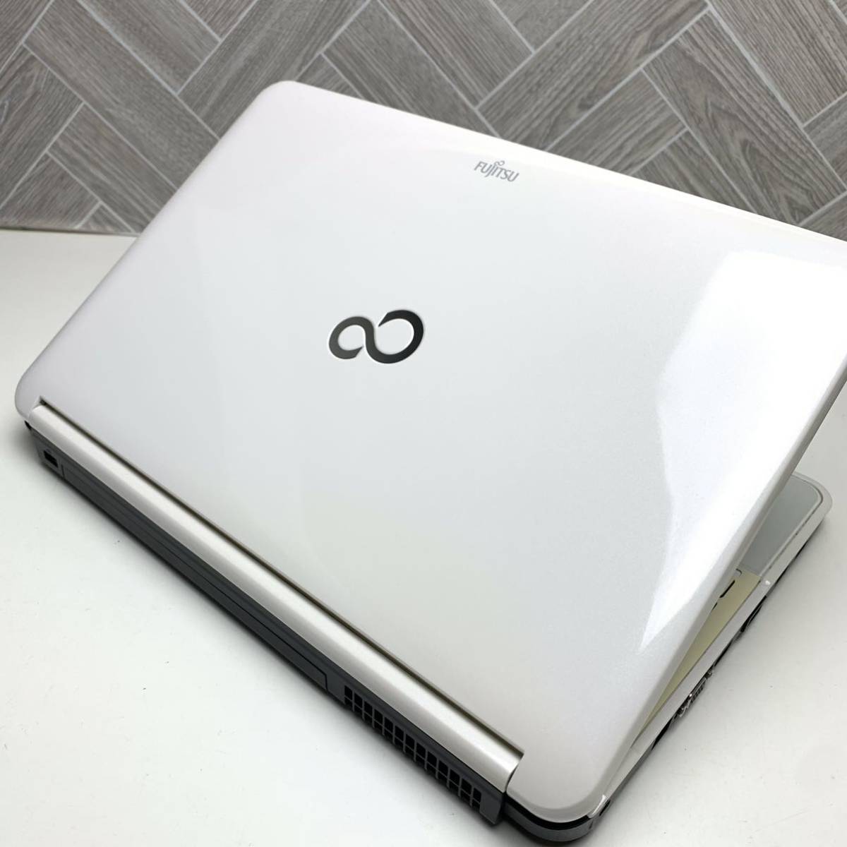高速Core i7(第7世代)☆メモリ8GB+爆速新品SSD480GB富士通 AH77⁄B1 最新