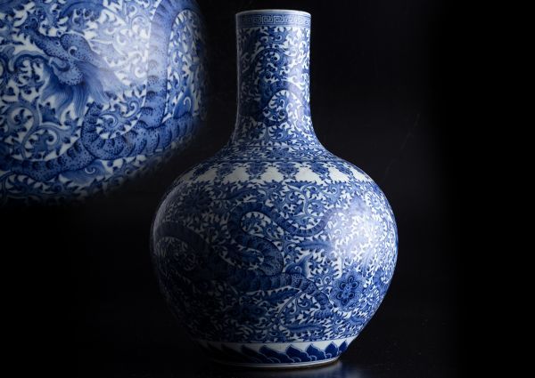 中国古美術• 中国美術 - 龍文 清中期孔雀綠釉暗龍紋天球瓶-宇珍國際