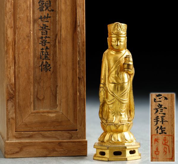 R048. 人間国宝【香取正彦】作 金彩銅観世音菩薩像 高10.6cm 共箱付属 / 仏像金工美術銅像 貝円空彫～面影菩薩（江戸時代） ffffff>xvpbvx ガンダーラ 桐共箱 横物 文殊菩薩