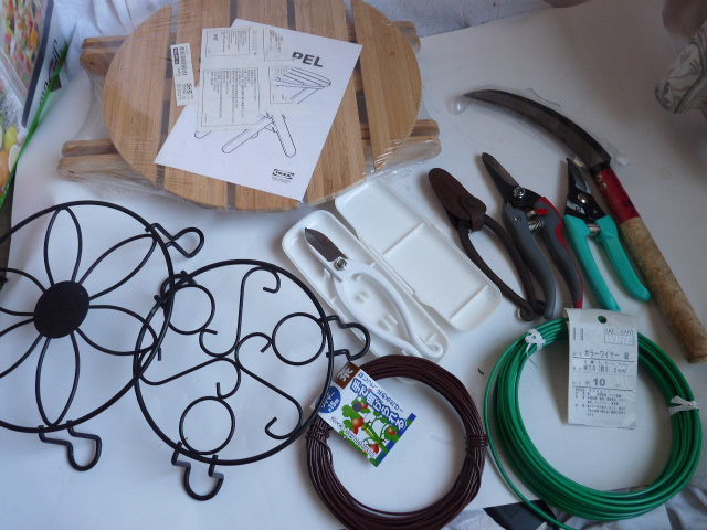 園芸用品いろいろまとめて 鉢置き Ikea 花台 ハサミ ノコギリ鎌 ワイヤー はさみ のこぎり 売買されたオークション情報 Yahooの商品情報をアーカイブ公開 オークファン Aucfan Com