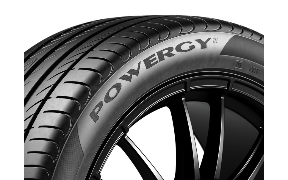 ピレリ POWERGY 215/45R18 93W 4本税・送料込。