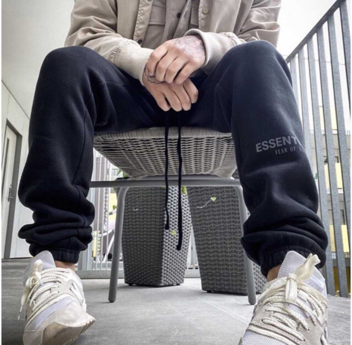 定番人気，お得 FOG ESSENTIALS エッセンシャルズ ロゴスウェットパンツ ブラック 黒 S リフレクターラバーロゴ入りFear of God(Sサイズ)｜売買されたオークション情報、yahooの商品情報をアーカイブ公開 - オークフ Sサイズ
