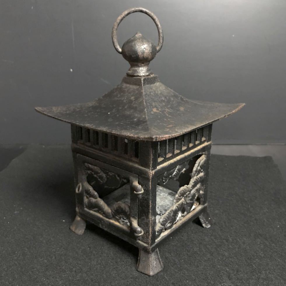 BY886] 鋳鉄製 吊燈籠 高さ約20cm 松葉紋 吊灯篭 灯籠 灯火器 行燈