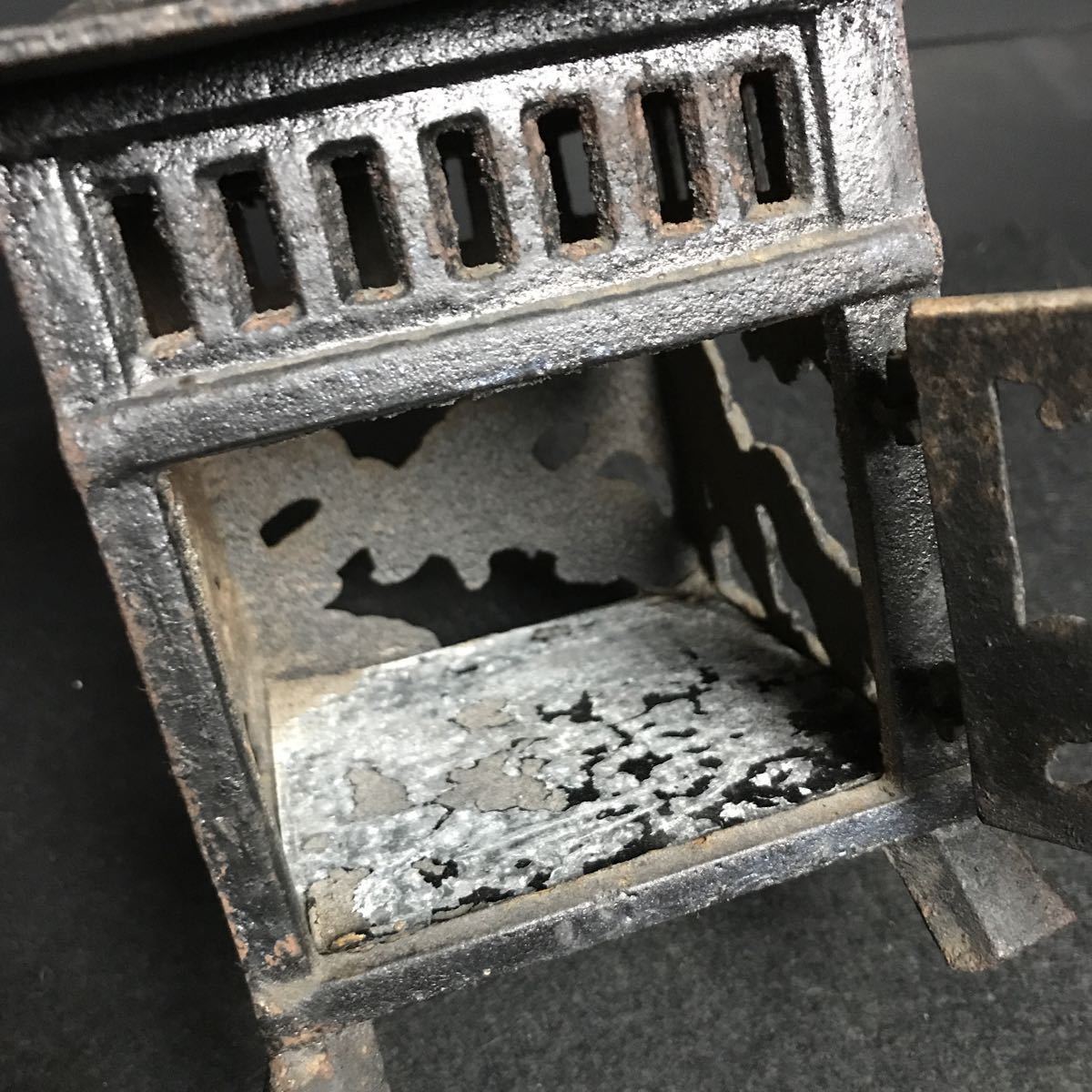 BY886] 鋳鉄製 吊燈籠 高さ約20cm 松葉紋 吊灯篭 灯籠 灯火器 行燈