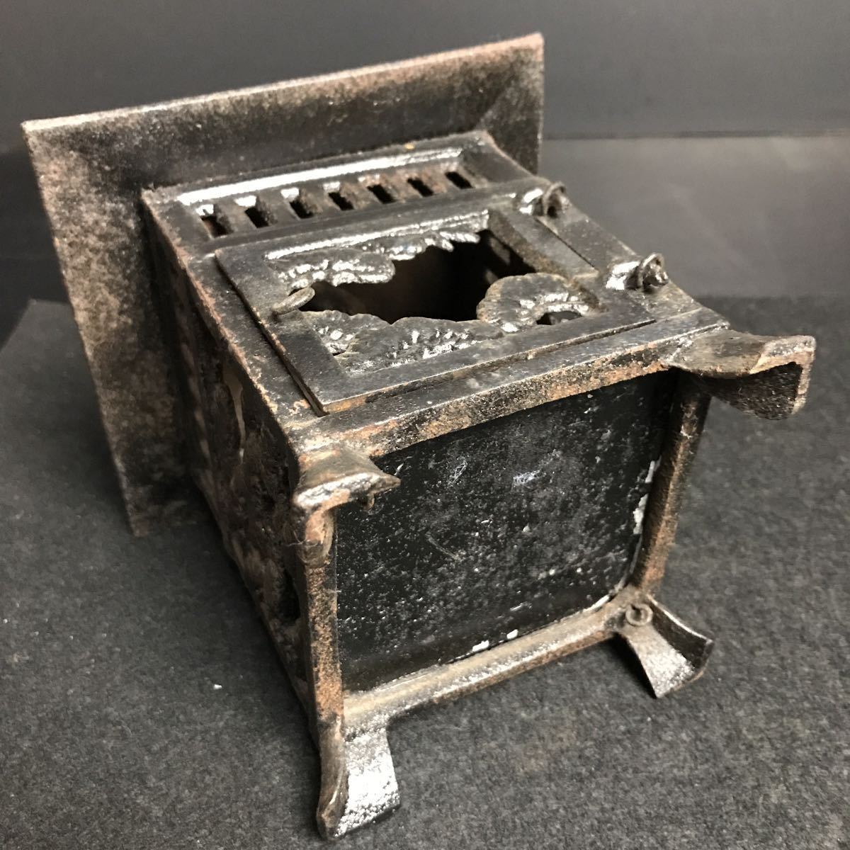 BY886] 鋳鉄製 吊燈籠 高さ約20cm 松葉紋 吊灯篭 灯籠 灯火器 行燈