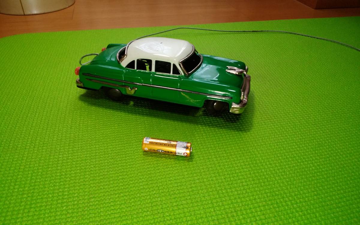 モダントーイ製ブリキアメ車です。シボレー？とても綺麗なグリーンと  