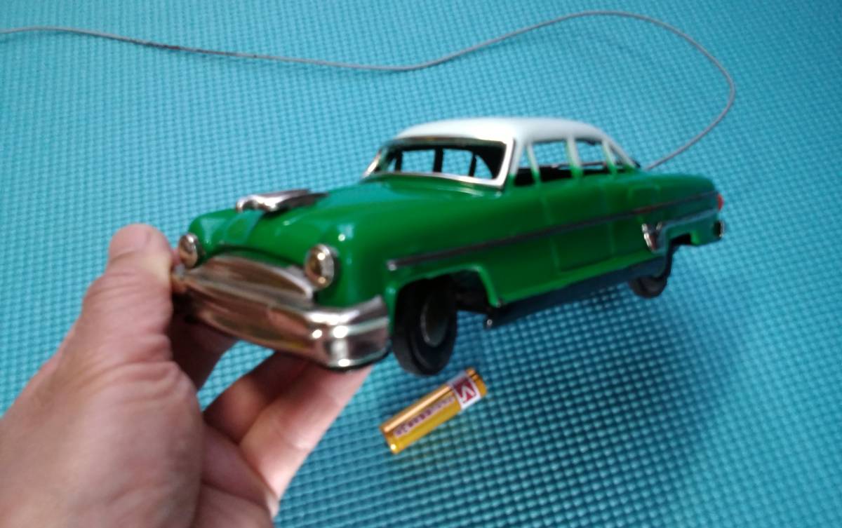 モダントーイ製ブリキアメ車です。シボレー？とても綺麗なグリーンと  