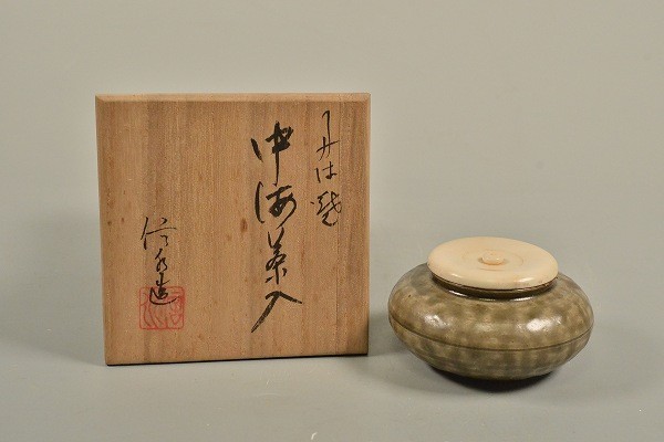 古錫 茶壷 秦蔵六 時代 初代 ｜骨董品買取 緑和 茶心壷(錫製) 煎茶 三