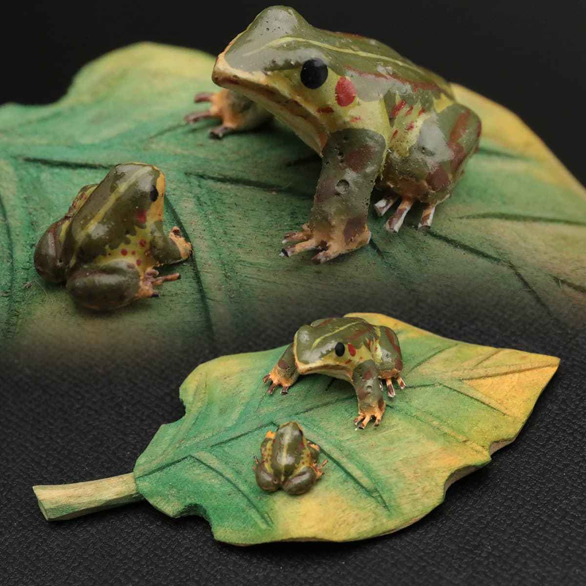 信楽焼 : 木彫根付 時代提物 在銘親子蛙高さ約2.4cm 重さ11g☆名工永