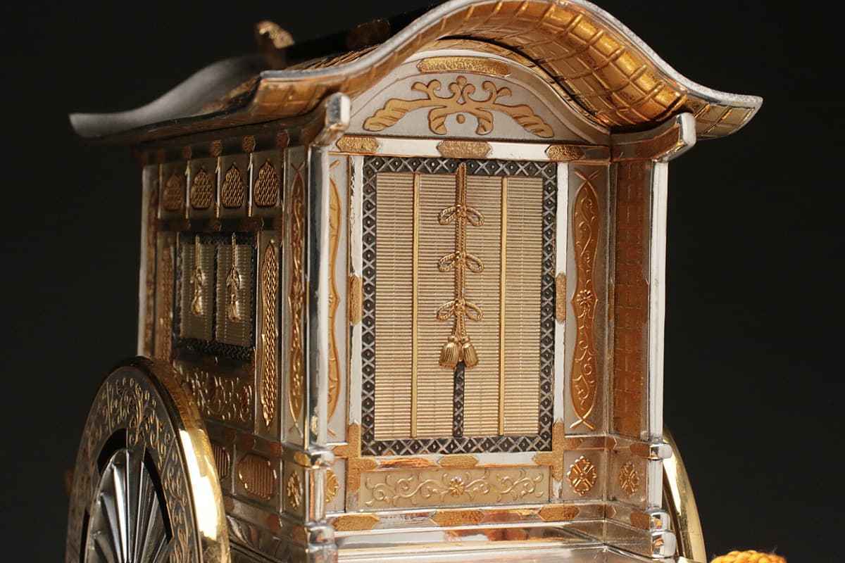 UR667 【関武比古 作】銀製 彫金 鳳凰唐草文「御所車」全幅41.2cm/25.5