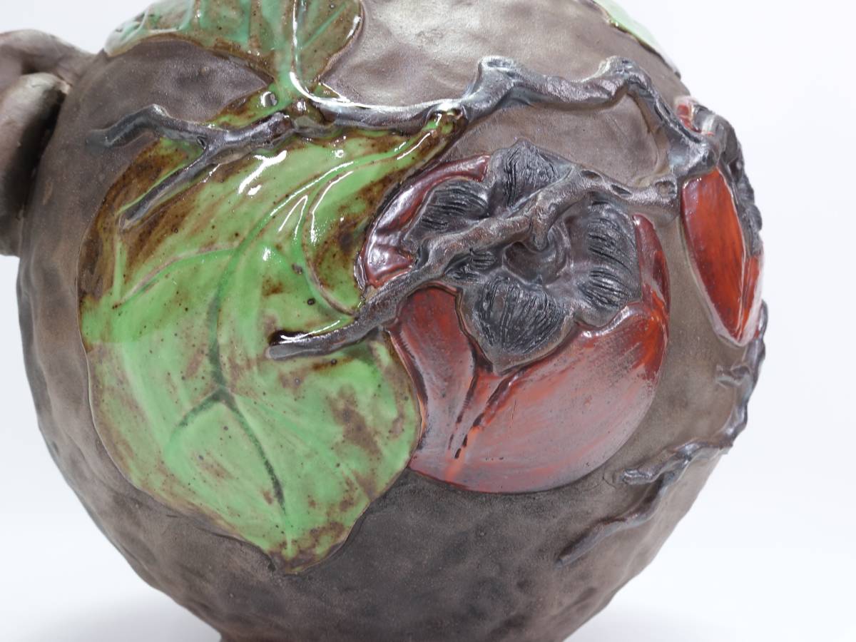 希少！鍋島焼幾平作 盛上彩釉 柿絵彫浮彫 双耳 花瓶 鍋島焼 幾平作 盛上彩釉柿絵彫 双耳花瓶 共箱 ○ 花器 陶器 飾壺