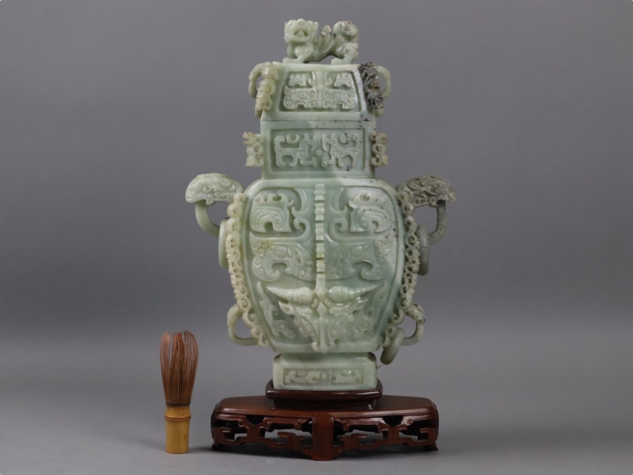 中国美術 翡翠玉石彫刻 饕餮紋環付蓋物 香炉 唐木台付 置物 高41cm 9kg