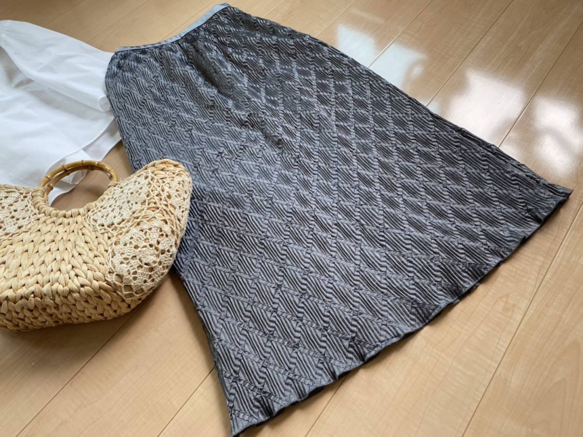 【高級レリアン、未使用に近い、90％オフ】5万円程、三越伊勢丹取り扱高級ブランド、上質プリーツロングスカート、グレー、日本製Leilian | ISETAN LUXURY 三越伊勢丹のラグジュアリー通販｜セール（LUXURY BRANDS SALE