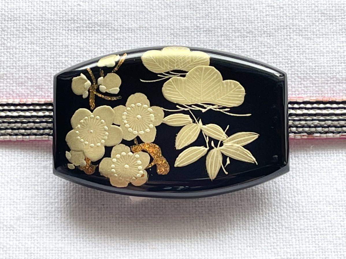 定番人気，お得 NO.904 品 帯留め 黒地に金の松竹梅 帯留 帯飾り 和装小物(帯留め)｜売買されたオークション情報、yahooの商品情報をアーカイブ公開 - オークファン 帯留め