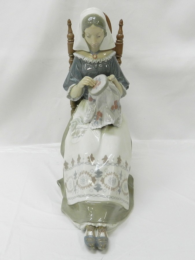 ふ*ん様 リヤドロ 花の刺繍をする婦人 フィギュリン LLADRO 陶器 置物 1000円スタート フィギュリン LLADRO リヤドロ 花の刺繍 婦人 女性