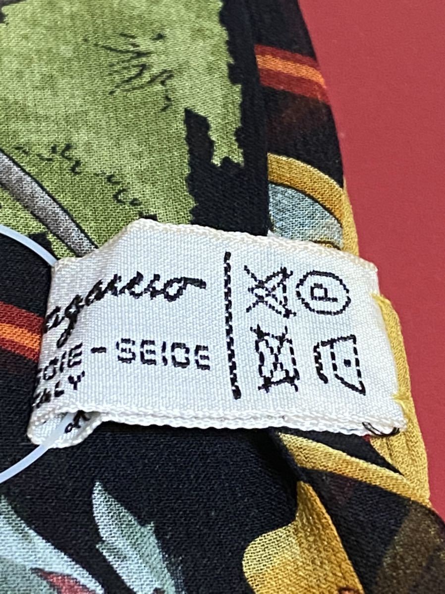 Salvatore Ferragamoシルクスカーフ