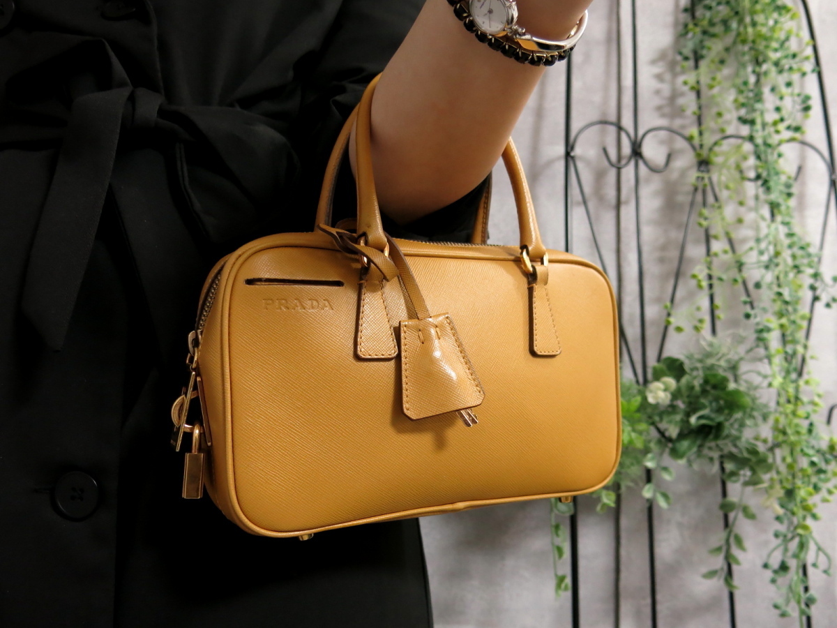 ●超美品●PRADA プラダ●ロゴ型押し●サフィアーノ レザー●ミニ ハンド トート バッグ●マスタード●G金具●イタリア製●腕掛け●Js26379