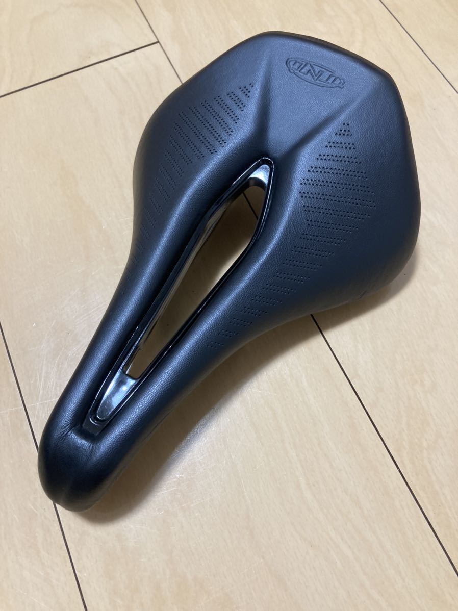 | サドル TNI ショートノーズ TourFly TourFlyサドル入荷deTNIショートノーズサドル3モデル全て在庫中('ω')ノ ) (TNI ティーエヌアイ 中 0 カーボンサドル LiteFly 自転車専門店カネコ チタンレール チタンレールのショートノーズサドル