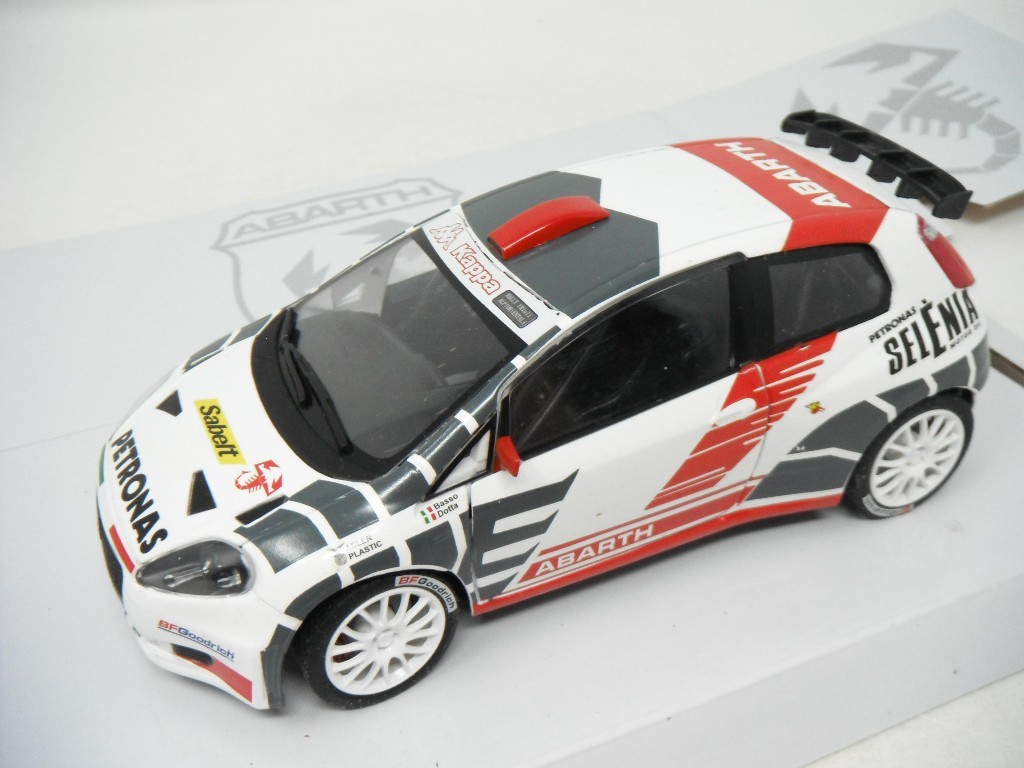 ■ Motorama『1/24 GRANDE PUNTO ABARTH S2000 グランデプント アバルト レーシングダイキャストミニカー』