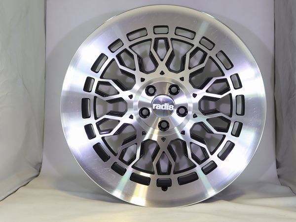 スタンス系プリウス 86 スバル等に 100/5穴 radi8 ラディエイト r8a10 9.5J×18 +35 新品4本セット 送料無料 業販OK【出品中=在庫有】