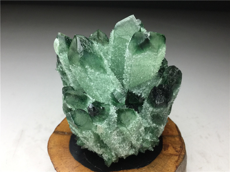 天然石　水晶　瑩石　フローライト ラフ原石 蛍石　パワーストーン　風水　 黒檀木台付き　重さ387グラム