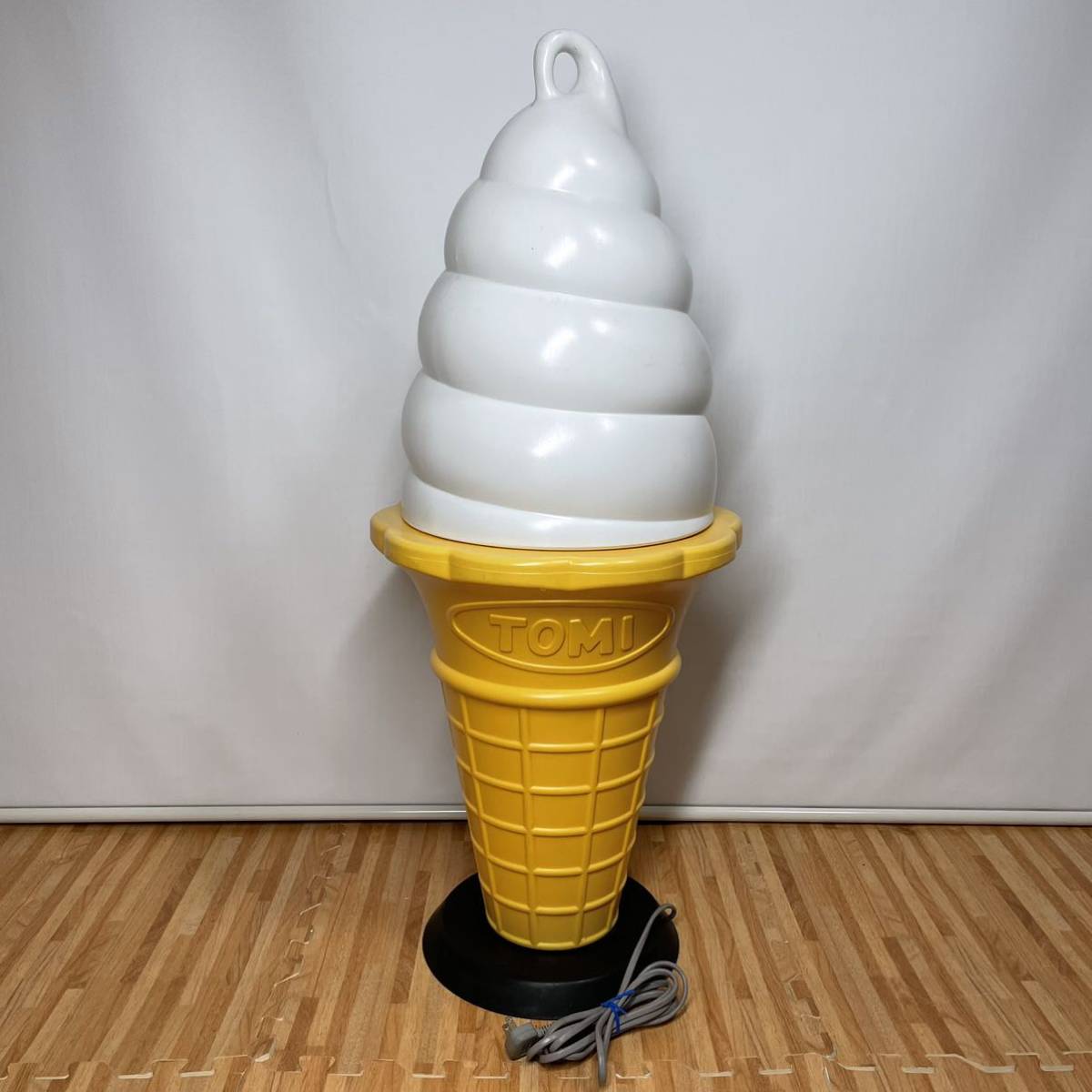 スジャータ TOMI レトロソフトクリーム看板（業務用・照明付き）93cm