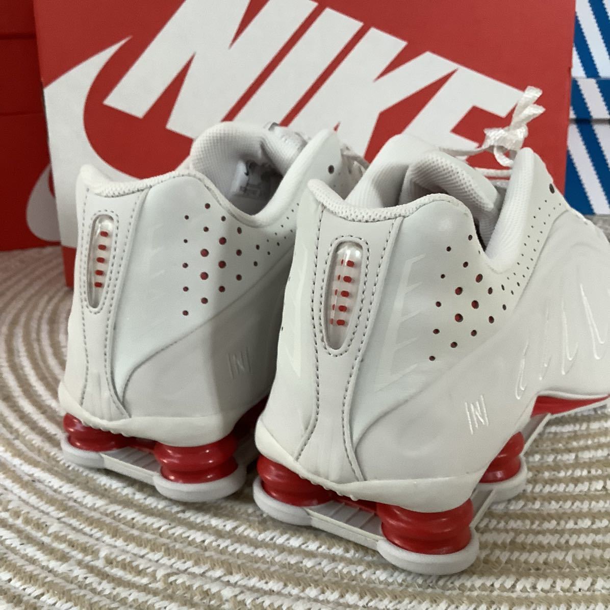 希少！NIKE SHOX R4 ネイマール ナイキ ショックスR4 ホワイト レッド 