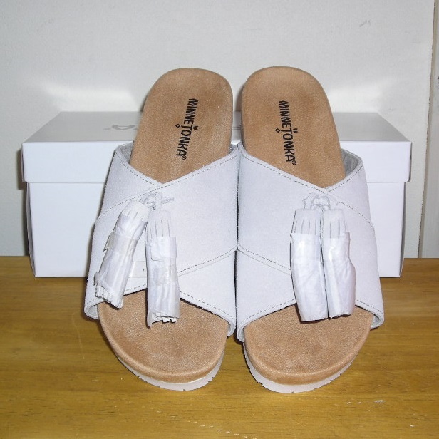 人気SALE，最新作 ミネトンカの高級スエード本革製のベルトサンダル シルバーグレイ US8 24.5㎝(ミネトンカ)｜売買されたオークション情報、yahooの商品情報をアーカイブ公開 - オークファン ミネトンカ