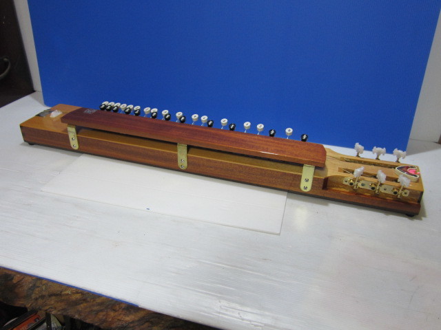 付属品多数  最上位 菊八重 大正琴  螺鈿細工 付属品多数 最上位 菊八重 大正琴 螺鈿細工 【公式通販】