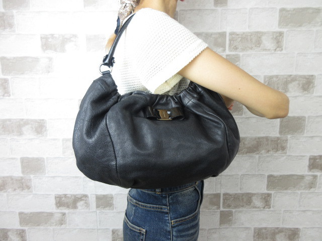 極美品□フェラガモ Salvatore Ferragamo□ヴァラリボン□ハンドバッグ