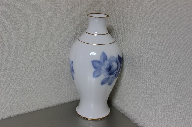 D03606】 中古 大倉陶苑 花器 フラワーベース ブルーローズ 金彩 花瓶