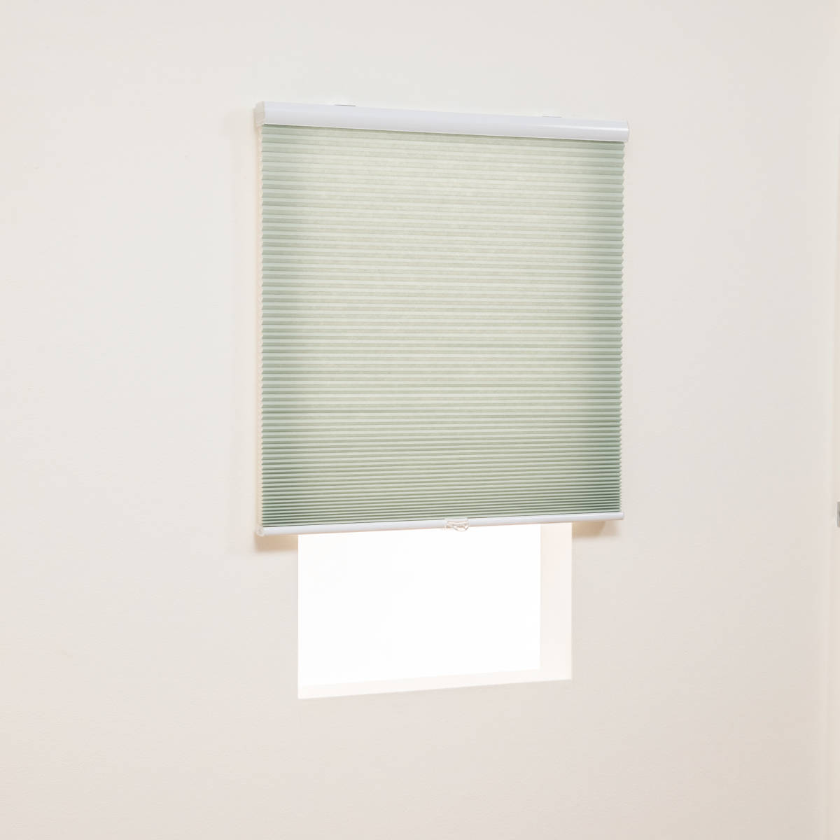 ★小窓におすすめ★幅65cm 丈95cm★保温性に優れたハニカムシェード コードレスだから安全で簡単操作 レールへの取付可能 カーキグレー_1